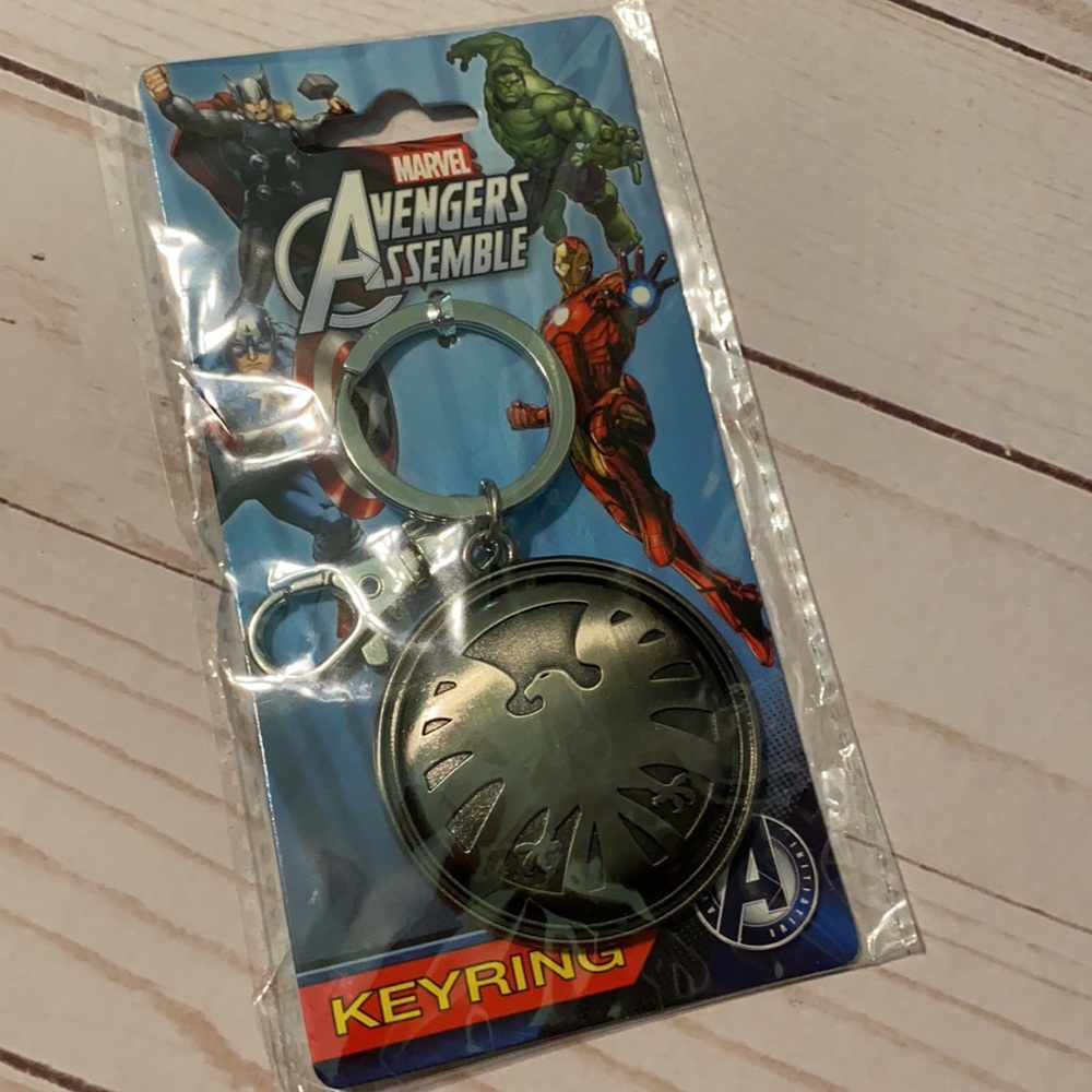 NWT Marvel Avengers Keyring keychain clip Assemble S.H.I.E.L.D. Shield silver